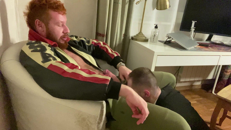 KinkySirius: パート 1.スーツを着たキンキーシリウスは、口と革のジャケットを着たクマで思いっきり運動します