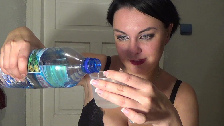 Sexy Milf: Huge Pee Challenge - Part 1 - 46 Minutes 50 Ml of Piss Every 5 Minutes