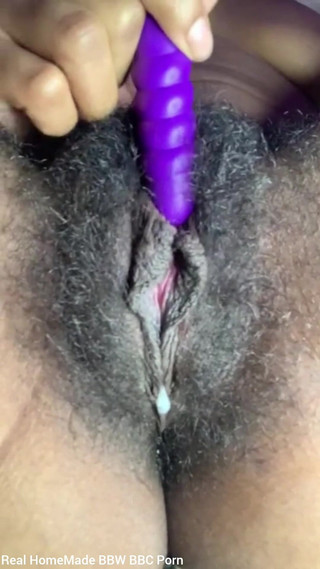 Super sexy ebony cuties: 내 큰 클리토리스 털이 무성한 보지를 자극하기 클로즈업