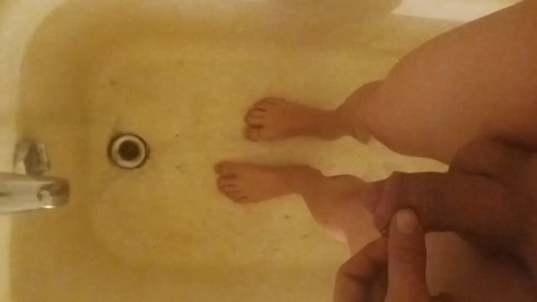 LilTaste: Pacing nudo e a piedi nudi pipì ai miei piedi,...