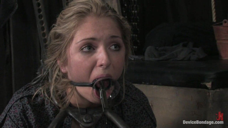 Device Bondage by Kink: Sara Faye Live, część 1