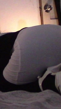 MILF mit einem wunderschönen Hintern gibt einen Sperma-schluckenden Blowjob