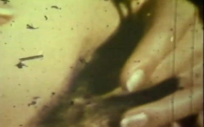 Vintage megastore: Solo de putas masturbándose - película de Restyling en full hd