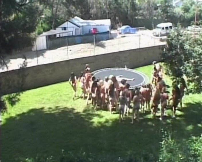 Videos Francaises: Denna sprutande orgie med franska brudar kommer att blåsa ditt...