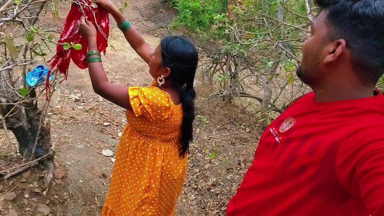 Premi pooja: Entrou no clima e fodeu sua bunda