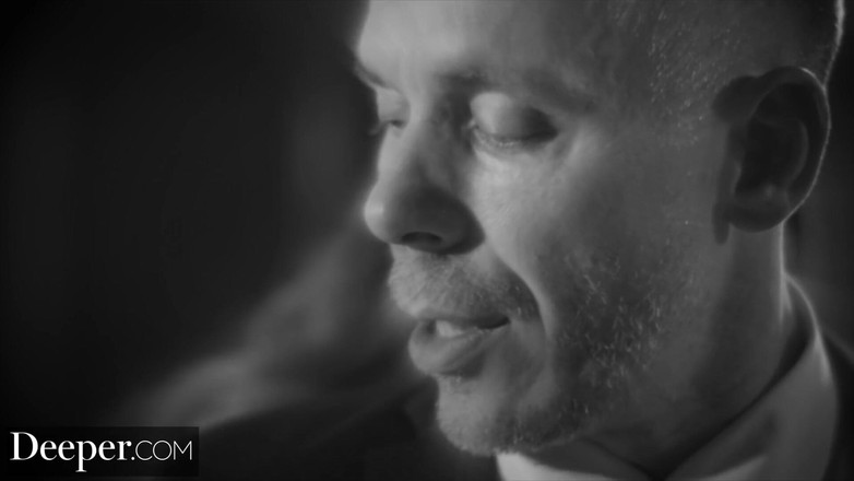 Deeper: Hlubší. Dominantní kočička Emily používá Micka k čemukoliv