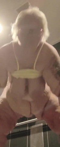 Regardez-vous voir est-ce que cette salope excitée et sa chatte