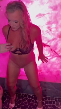 Domme Livie Blainn Mengongkek MILF submisif nakal Missbehavin