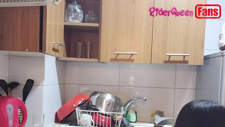 Riderqueen: प्रशंसकों के लिए वीडियो: नकाबपोश युवक मुझे रसोई में चोदता है
