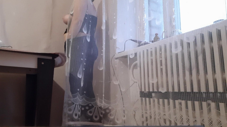 Lesbian-candys: Una calda miLF si masturba dietro le quinte al lavoro