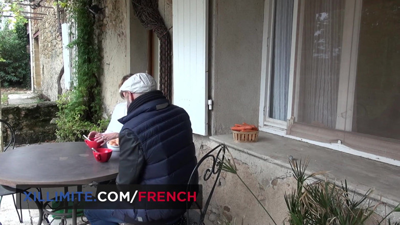 French girls at work: Trío con 2 mujeres maduras tetonas