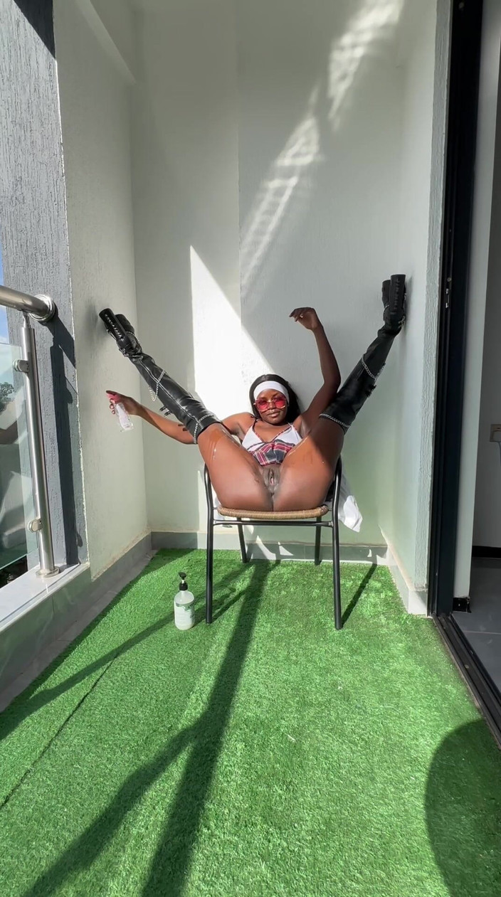 Chickysue: Murzynka gruba dostaje squirting orgazm