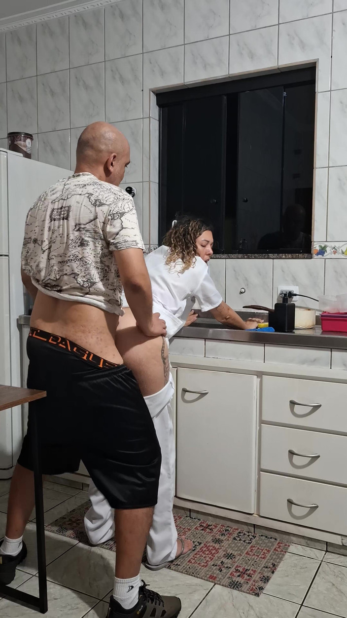 Victor SweetCoupleStories: Služka byla ošukaná do zadku v kuchyni při mytí nádobí
