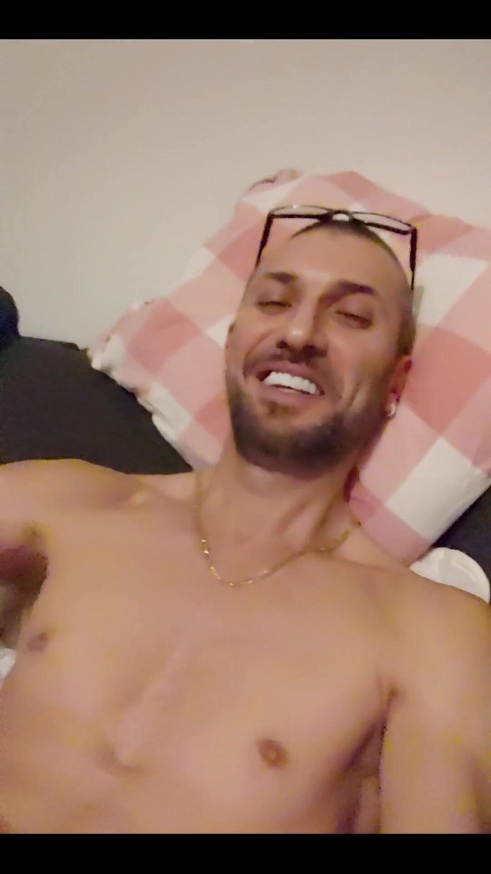 Boy jerking off: Aku tinggal di rumah dan bermain dengan penisku