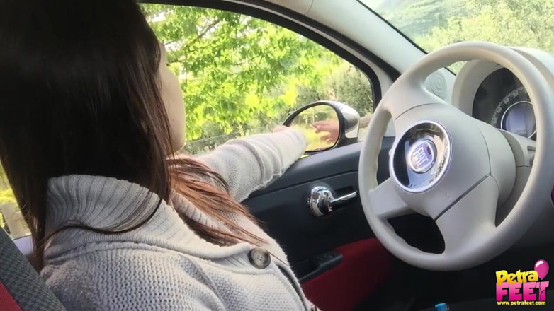 Smokin Fetish: Une ado sexy fume dans une voiture