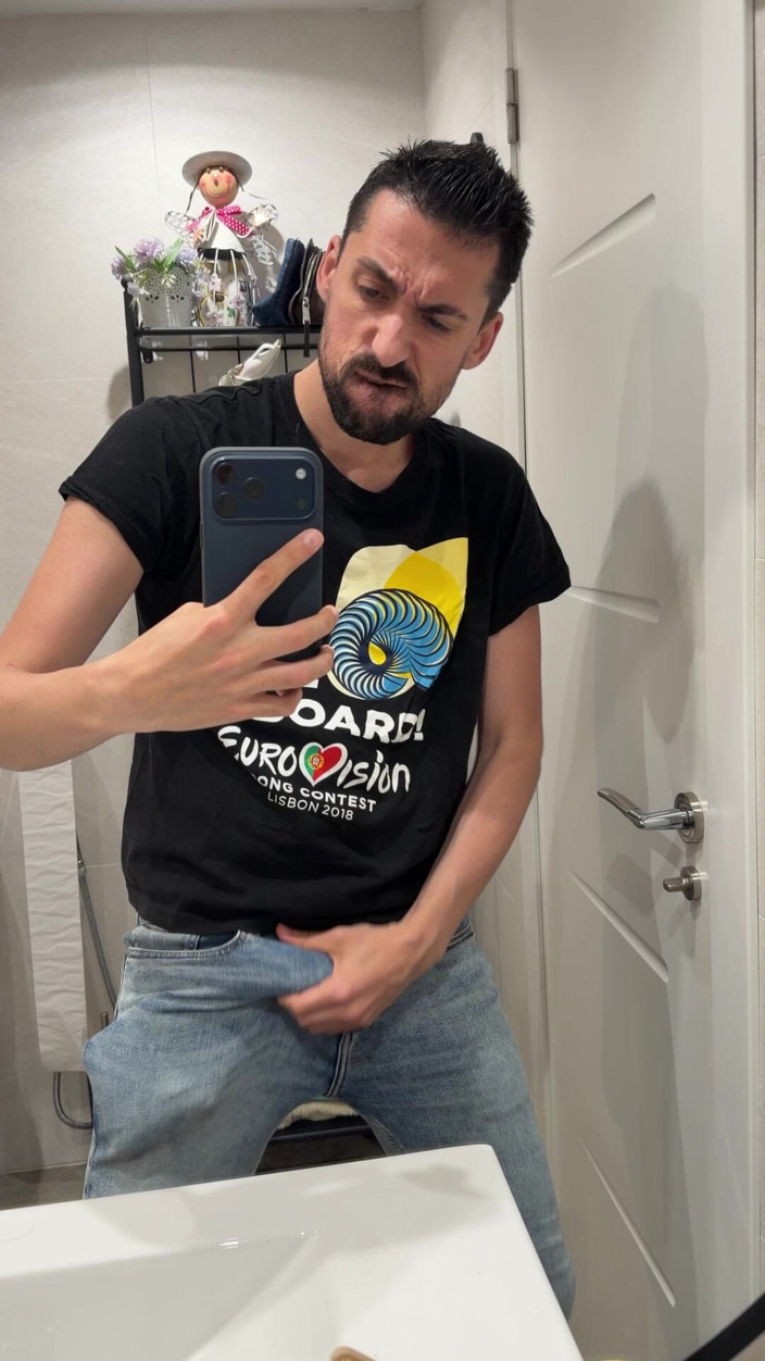 Liam Harding: Hot Stepdaddy Jerking off Like Crazy in Public Bathroom