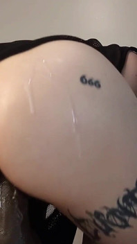Ateşli gotik kız büyük zenci yarağı dildosunu sikiyor ve dölle doluyor