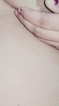 Дези Naina показывает сиськи и киску