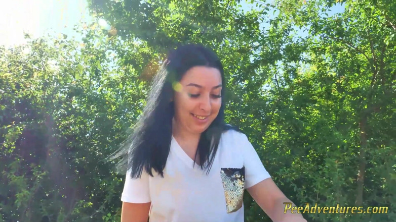 Pee Adventures: Tentando esvaziar sua siririca ao ar livre