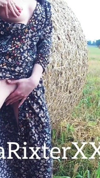 Elsarixterxxx. Une journée torride en plein air, je marchais à nouveau sans culotte et j’ai décidé de me faire plaisir près d’un hay y compris.