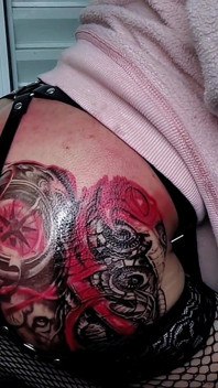 Ogromny czerwony dildo niszczy tatuażowany tyłek shemale'a