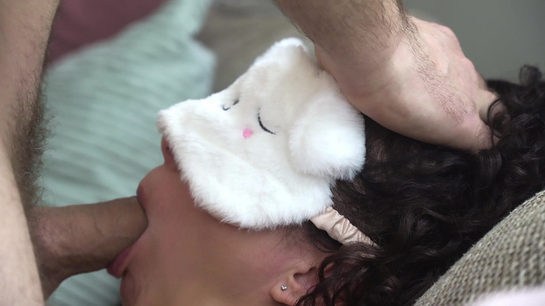 LittlePinky140: Il patrigno mi scopa la bocca e mi spruzza il...