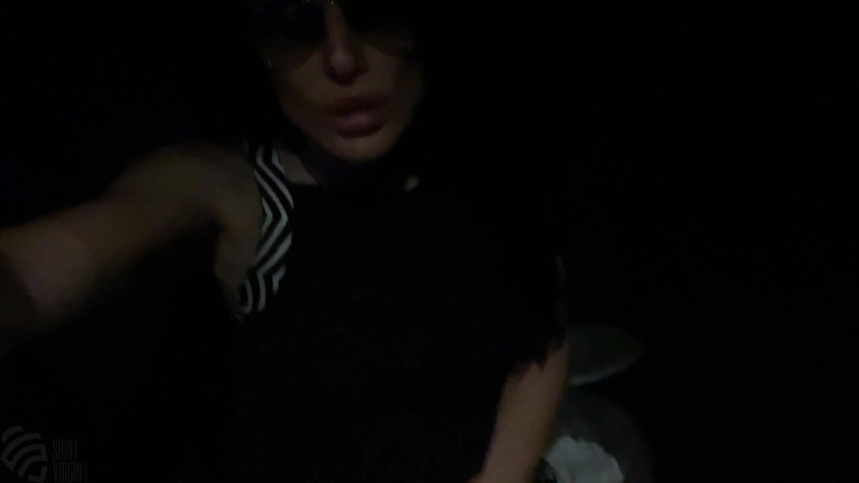 LizaVirgin: Baisée dans des toilettes publiques
