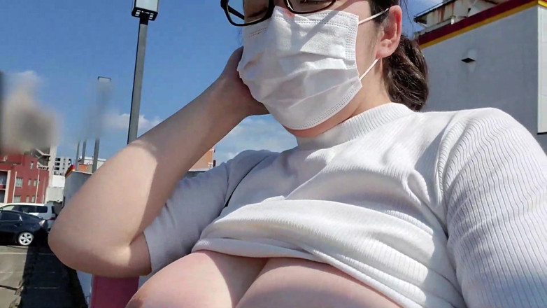 aika: 一个沮丧的已婚女人在户外停车场张开双腿和乳房自慰