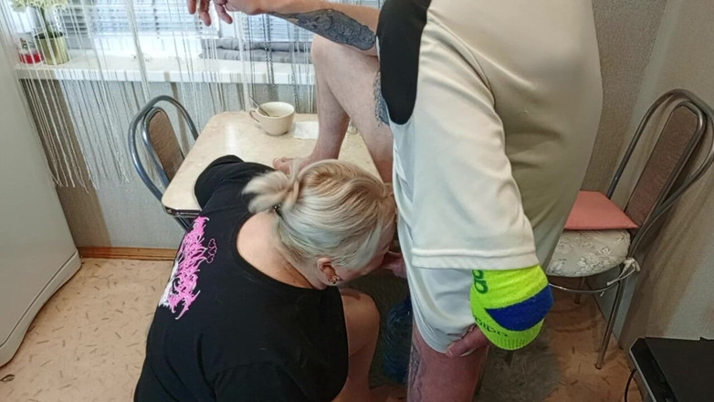 Zona901: À tarde, eu fodo meu vizinho na boca na cozinha...