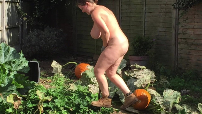 Frequentmasturbation: Naturystów korzystających z letniego słońca w ogrodzie