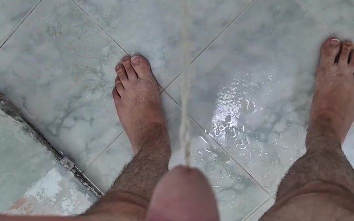 Lk dick: Pissar i duschen ensam