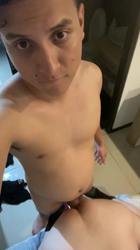 私は彼女のお尻をそっと開き、彼女は私にもっと激しく与えるように頼みます