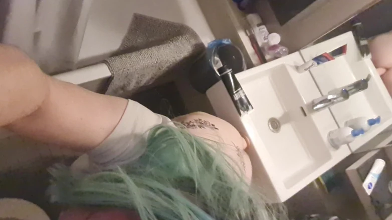 Pina Berger: Crossdresser Pina in Bathroom Green Wig