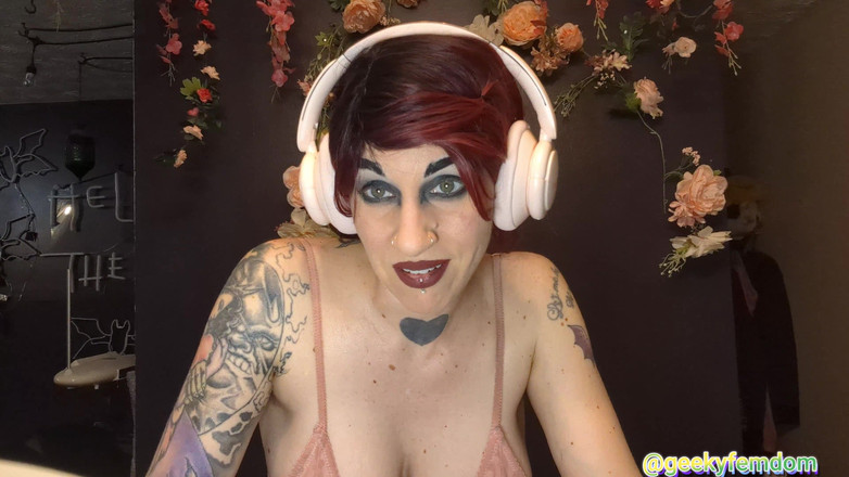 Geeky Femdom: 후타 게이머 소녀