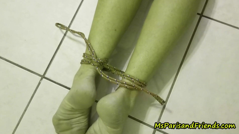 Ms Paris and Friends: Una casalinga amante del piede bondage 3