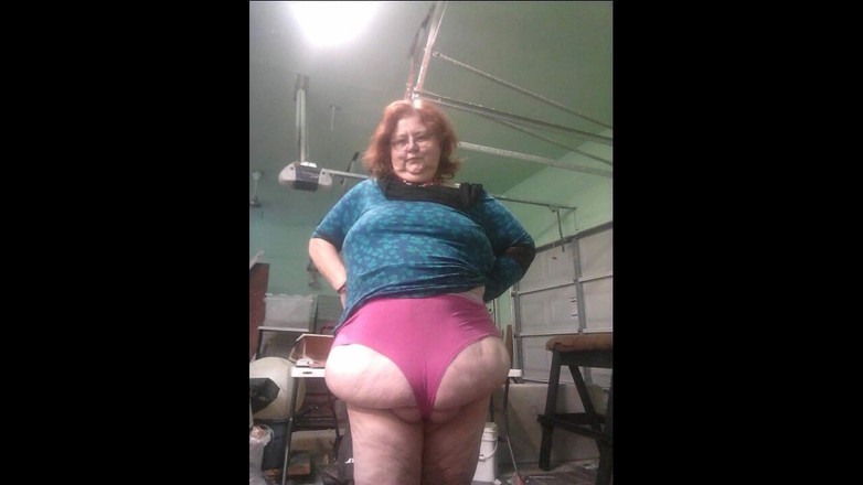 BBW nurse Vicki adventures with friends: 我拍了很多自拍并制作了一部视频