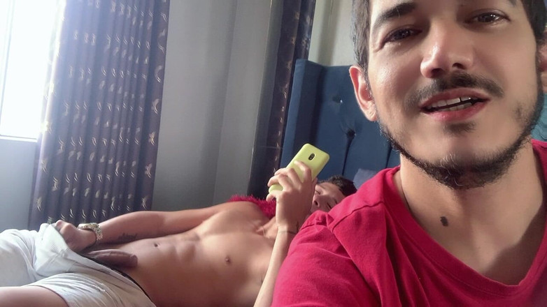 The-hook305: Markus se détend avec un corps sexy dans mon lit