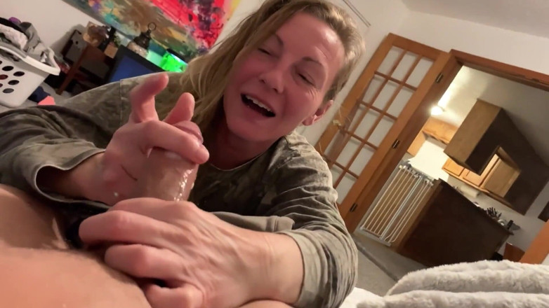 Farmers Wifey: Сюрприз, сперма в рот, екстремальне затикання, глибокий заглот, сперма, з якої капає з її щоок, відео від першої особи