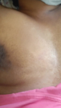Une jolie femme au foyer se fait serrer les seins et baiser