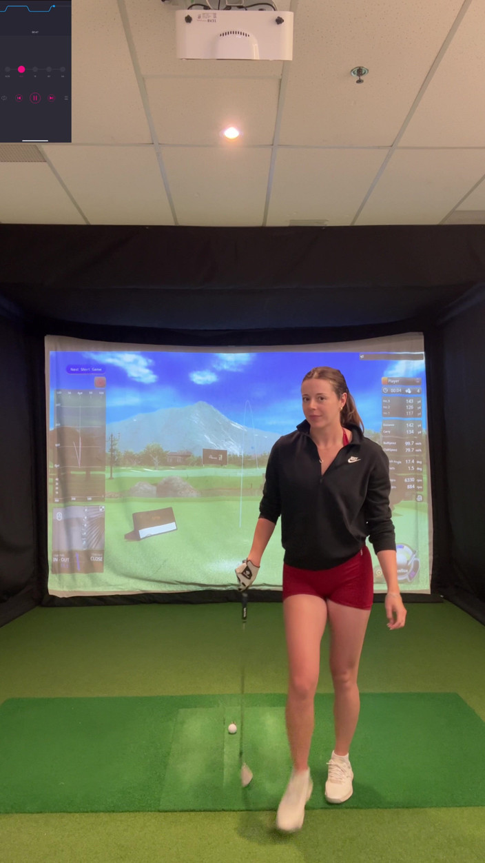 Nadia Foxx: Prova di Golf in un Simulatore con Il mio lush...