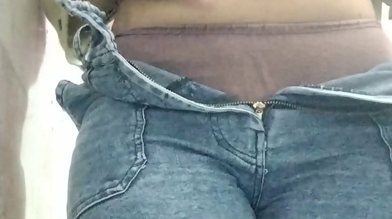 Riyathakur: 德西青少年为继兄弟制作视频