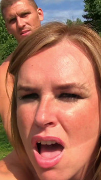 Sexy MILF ehefrau summer rose mit dicken titten wird draußen von ihrem ehemann gefickt
