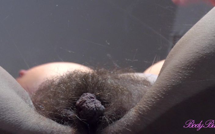 Bodybusty: La formosa calda balla senza mutandine