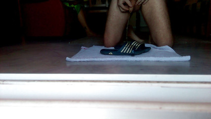 Sex hub male: John fa pipì sulle pantofole da bagno sul pavimento