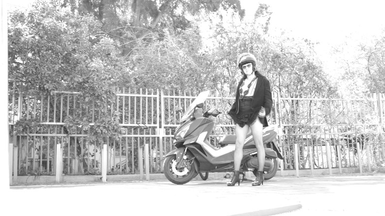 Voyager: Yolculuk sırasında eteği kalkıyor ve küçük penisini ortaya çıkarıyor