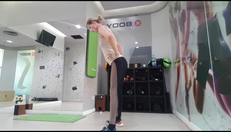 Erotic Tanya: Schattige tiener die gym opwarming doet