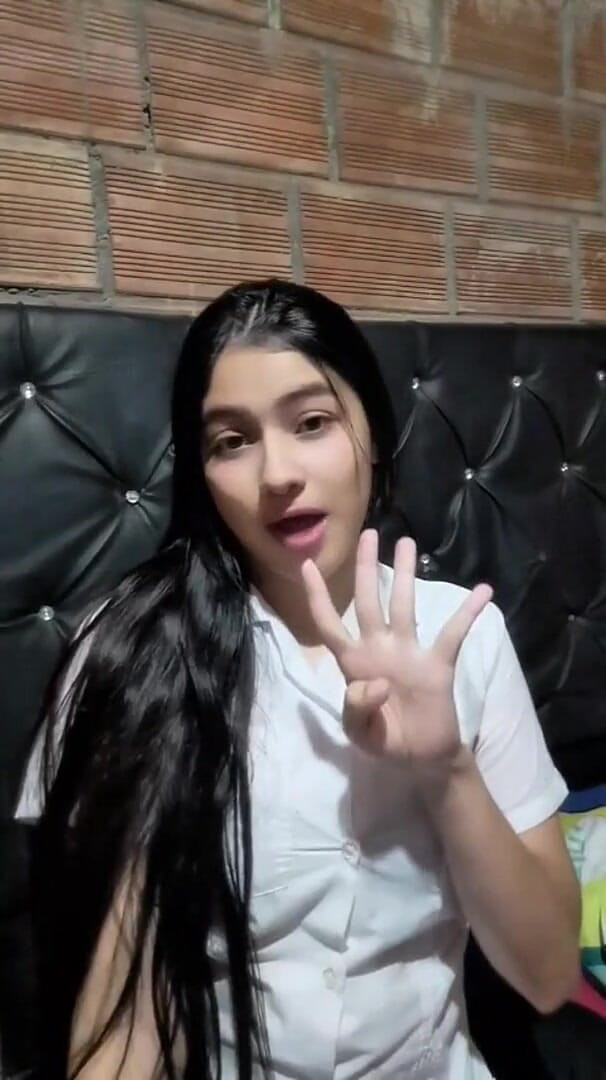 Yulieth Gomez: 继母的狂野内射在卧室里摇晃