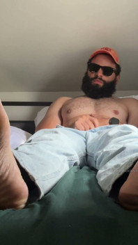 Las suelas de los pies de hombre trabajador almizclero