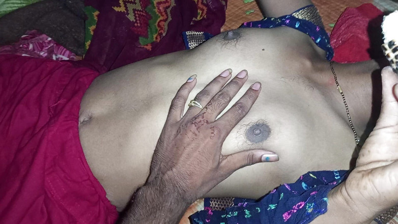 Premi pooja: 我的房子很旧，但我的妻子很年轻，我妻子的屁股非常性感