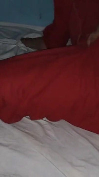 Estudiante universitaria se masturba después de ver el pene de su novio
